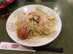 江山楼で上皿うどん(太麺)1000円。
ちゃんぽんと細麺の皿うどんは食べたことあるけど、これは初めてだったので気になって注文。汁だくで超美味しい！途中から甘酢かけて味変して完食。
熱くて汗かきかきで食べてたら、隣のおじちゃんが「今日暑いよなー」から最近の天気の話し始めた、地元民じゃないから知らんよ。