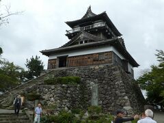 この日一軒目の立ち寄りは　丸岡城です。
日本で現存する最古の天守閣

ここの階段を上らせようと思ってきてみました