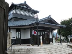 一筆啓上の館です

一筆啓上火の用心　お仙泣かすな馬肥せ

　この地の殿様となったのが徳川家康の家来だった本多作左衛門重次です
重次が陣中から 妻にあてた手紙がこれです。
用件を簡潔明瞭に伝えた手紙で　日本一短い手紙と言われています。

それをいまだに町ぐるみで残して、
