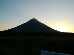 食事処は決めてあるけど、17:30開店なので、それまでに一か所くらい観光しとこうかな。
って事で、開聞岳へ。
あぁこれは美しい稜線だな、薩摩富士と私が名付けよう。
丁度夕暮れでイイ感じに陰ってます。