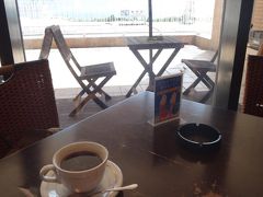 ケーキセットを頂きました。ちょうど窓際の席の人が出て行ったので、海と大橋を見ながら頂きました。