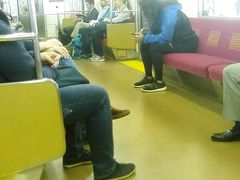 乗り込んだ車内　まず強い香水の香り？？？
うわー　半分が欧米人観光客！！！
想像してなかったー