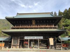 大きな三門が現れました。
京都の南禅寺、知恩院と並んで、日本の三大三門（山門）と言われているそうです。
勇壮で立派な門。