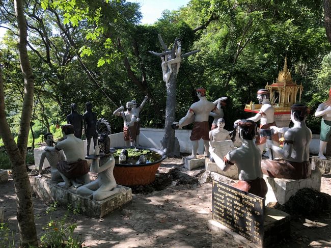 黒歴史の殺戮の再現か。<br />説明文ではキリスト教の聖書の出来事を云々ってあったけど、<br />キリングフィールドにあるのだから、当時の再現にしか見えないけど。<br />かなりグロテスクです。