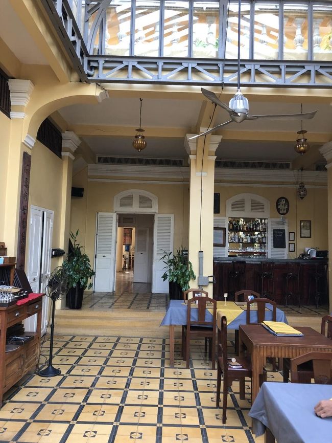 【2日目】<br />ホテルのレストランはとても素敵なインテリア。<br />結局朝ごはん以外には利用せず。