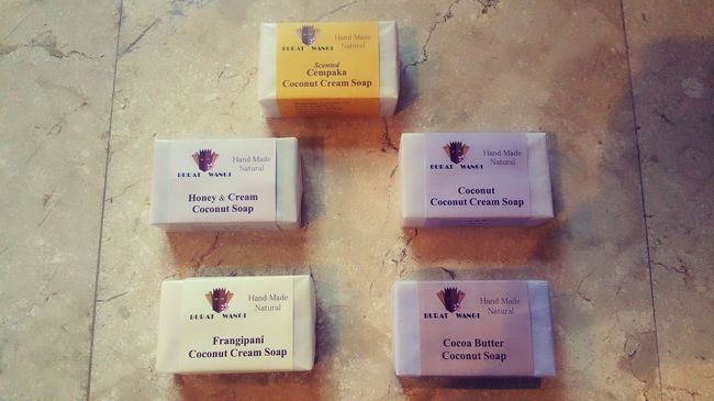 チェンパカもあったからゲットしたわ( ᐛ )وᵍᵋᐪ<br /><br />ピンクフランジパニもココナッツ石鹸も!!!<br /><br />ココアバター石鹸を今日本で使ってるんだけど、香りはしないけどしっとり感がすごい(๑•∀•๑)<br /><br />泡立ちも良いし顔も体も洗ってます!!!<br /><br />乾燥するこの時期にピッタリな逸品でございました(๑>ᴗ<๑)<br /><br />お会計  Rp 187,800 No tax でした。