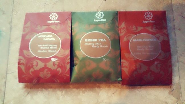 スクラブを5個お土産に。<br /><br />ココナッツオイルと洗顔ソープとロールオン香水を2つは自分用に。<br /><br />お会計 Rp 335,000 No tax<br /><br />洗顔ソープとロールオンオイルパフュームは滞在中使いました。<br /><br />ソープというより洗顔フォーム??<br /><br />チューブ式なんですがナチュラルなハーブの香りが満載で洗い上がりはサッパリでした。<br /><br />でもカサつくとか突っ張ることもありませんでした。<br /><br />ロールオンオイルパフュームはチェンパカとフランジパニ。<br /><br />今回の滞在でチェンパカLOVE♡♡になってしまい、不動のフランジパニが2位とランクダウンしましたｗｗｗ<br /><br />ロールオンオイルパフュームも香りは続かないのだけど、香水のキツさはないし柔らかい香り。<br /><br />ロールオンが塗りやすかった( *ˊᵕˋ)ɢᵒᵒᵈ<br /><br />Angelo Store はお茶を出してくれるってレビューやブログに書いてあったけど、テーブル席も店内にあったけどお茶出て来なかったよｗｗｗ<br /><br />ハーブティーも美味しいらしいんだけど、どれが美味しいんだかわかんないから買わなかったです。<br /><br /><br /><br /><br />続いては並びの Bali santi massage へ。<br /><br />スタッフのお姉ちゃんが外に座って声かけしてて、オーナーはいなかったからペディキュアだけしました。<br /><br />オーナーはアマンダリのセラピストという情報で、すっごく上手だって話だから受けてみたかったけど...<br /><br />店内のドアは開けっぱでベッド回りのカーテンのみがプライバシーだから...<br /><br />とてつもなく不安感が煽られるｗｗｗ<br /><br />ゴッドハンドなのかもしれないけどマッサージは遠慮しようと思った。<br /><br />でも今なら行けるかも??<br /><br />ローカルスパ慣れしたから(o´罒`o)ﾆﾋﾋ♡<br /><br />スタッフのペディキュアもトップコート塗ってくれなくて、Ubudiの爪がやりづらかったのかファイリングもイマイチで。<br /><br />Rp 80,000 だったけどどうなのかな~って感じ。<br /><br />スタッフのお姉ちゃんは愛想もあるし親切だったし、日本人は良く来るって言ってました。