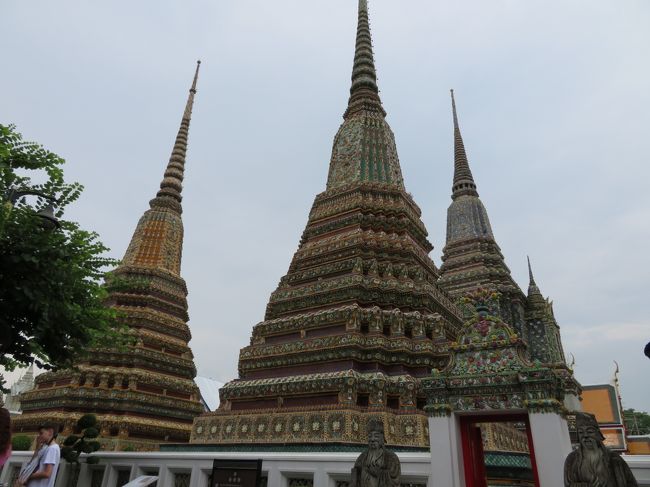 王たちの仏塔。<br />色ごとにどの王様の物か分けているそうですよ。