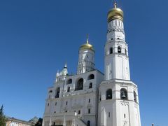 イワン大帝の鐘楼です。
聖堂広場の中心にあり1508年イタリア人建築家ポノ・フリアツィンによって建築され、1532年に鐘楼が増築されました。
鐘楼の高さは81メートルで当時はモスクワで一番高い建物でした。