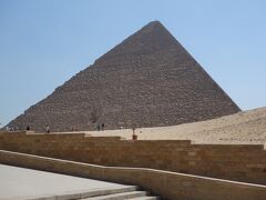 料金所を過ぎると、目の前に大ピラミッド(クフ王)が現れます。
昔はスフィンクスの横通って、そのまま正面からピラミッドに向かった
記憶があります。