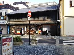 朝ご飯を食べようと思っていた店に行ってみると、「正倉院展期間中は朝食は休みます」の貼り紙が。
こういうこともあろうかと他の店もチェックしてあるのよと第２候補のお店に、…こっちもやってないっぽい。
結局第４候補のカフェ・ド・クリエに行きました。
写真は食べ終わってお店を出て向かいのローソンを撮ったものです。