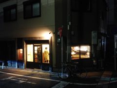 2日目。朝早く目が覚めたので6:30開店に合わせてブレッドアーエスプレッソというパン屋へ向かいます。路面電車で行こうとしたら、まだ始発前だった(笑)五島町まで歩いて行ったけど、思ったより近かった。
開店すぐに着いたけどもうお客が並んでました、さすが食べログ百名店。皆大量買いで、朝飯分だけ買うつもりがお土産分も購入。