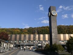 15:30　地下鉄真駒内駅に到着。

実は・・・ホテル側のバス停で待ってたところ、なかなかバスが来ません。やっと来たと思ってバスに飛び乗りました。バスは満席だと聞いていたのにほとんど人がいません。この後温泉街を回るので、その時にみんな乗車するのだろうと思っていました。それにしても人がいなさ過ぎです。バス内を観察してみると・・・このバスは、真駒内駅行でした。次のバス停で降りて、乗り換えることも考えたのですが、予約したとき送られてきたメールで、予約した場所以外からの乗車はできませんと書かれていたので、あきらめてこのバスでここまで来ました。

こんなことなら、バスを待ってた時に、別のバス会社の札幌駅行バスが来たので、それに乗っておけばよかった。