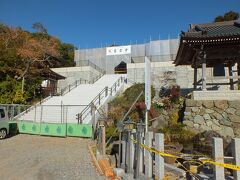 筑波山神社の隣に有る大御堂ですが本堂を工事中で入れませんでした。