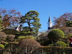 階段を昇って行くと、幽かにのぞける『トラピスト修道女の館』が～

此を見るために日本中の旅人が来るのか？（昔はもっと中へ入れた気がするけど？）

空の青＆丸く刈り込まれた柘植？の調和が平和だね。