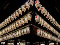 ねねの道を引き返して八坂神社へ

提灯は外国人が大勢写真を撮りまくっていました

整然と並ぶとこれはこれで絵になりますからね