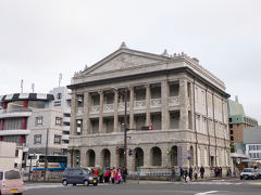 港にはレトロな洋館もあります。旧上海銀行の記念館です。左側の赤い柱のある建物が長崎名物のちゃんぽん発祥の四海楼、銀行の後ろに見える緑と茶色の建物が私たちのホテルANAクラウンプラザです。