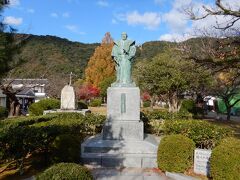 江戸時代の周防国岩国領第3代領主・吉川広嘉の銅像です。

錦帯橋を渡り切ってすぐの場所です。