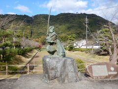 佐々木小次郎の銅像。

宮本武蔵に巌流島で敗れたことで知られています。
岩国出身といわれていますね。