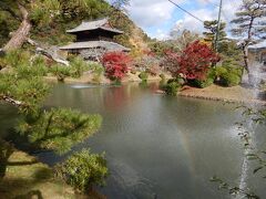 錦雲閣のあたりです。

庭の池に散水されていて、きれいな虹がかかっていました。
みえますか？