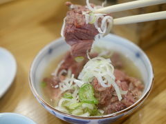 もつ焼き屋「よし田」で、今日のさんぽのシメにおいしいお酒をいただきます。
このたん煮込みうんまい。。ここのお肉、何食べてもおいしいのです。。