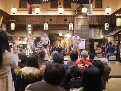両国駅の隣にある施設「‐両国‐ 江戸NOREN」がなんだか賑わっていたので覗いてみたら、土俵で相撲をしていました！