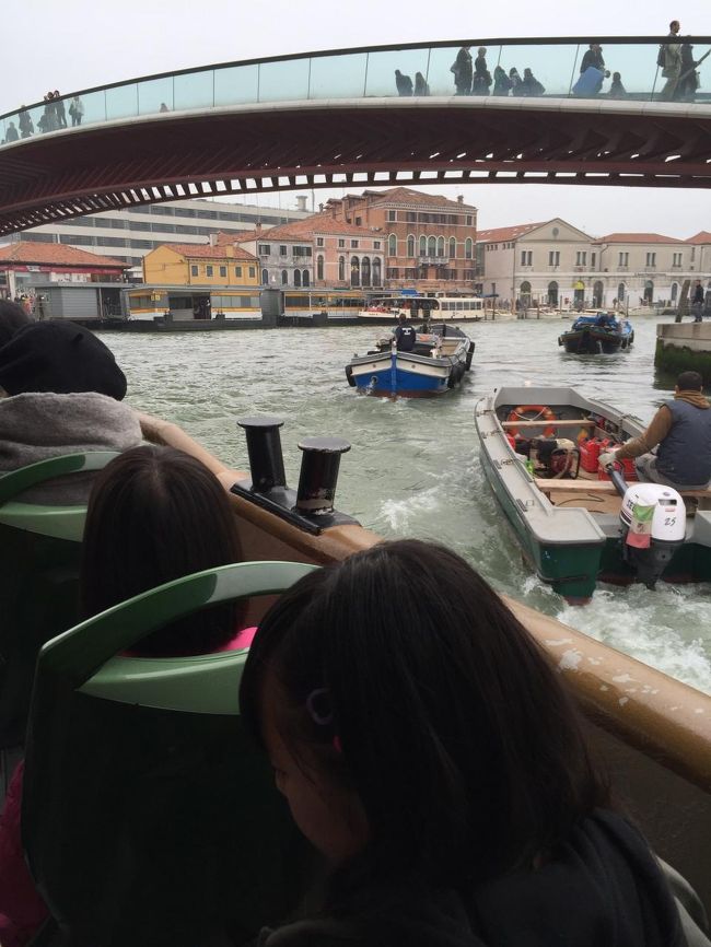 水上バスでサンマルコ広場へ<br />3月は寒い！ユニクロのダウンが大活躍