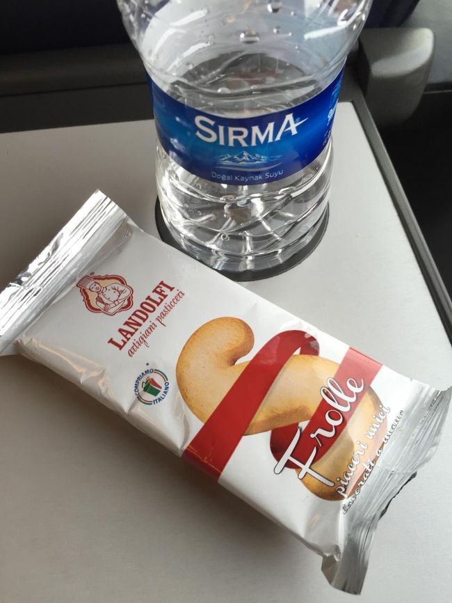 電車で簡単なお菓子をいただきました