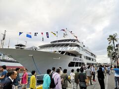 ４時半集合で、ホテルから大型バスで船の停留されている港に向かいました。
STAR OF HONOLULUはかなり多いな船でした。
僕たちの乗ったバスも満席でしたが、幾つかの貸し切りパーティーもあり、クルーズは満席状態の様です。

