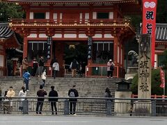 東福寺駅近くの喫茶店で朝食をとった後、京阪で祇園四条まで行く。
そこから、歩いて、八坂神社を目指す。