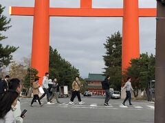 平安神宮の大鳥居の前を右折。