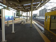 小川駅は４番線まであり、外側の２線が西武拝島線、内側の２線が西武国分寺線。
