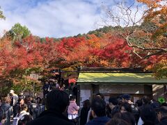 永観堂の近くの喫茶店でランチ。混んでいるのでなかなか注文したものが届かないが、そのうちに天気が良くなってきた。これなら、紅葉も期待できそう。
永観堂の拝観入口は長蛇の列になっていたが、思ったより待たされることなく入場。