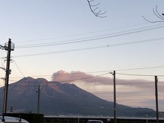 桜島が夕焼け色に染まってます