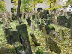 シナゴーク裏庭には墓地が。
ユダヤ教では上に上に重ねていくそう。