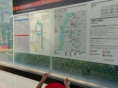  大学前に到着しました。近くは運動場がありますが大学は見当たりません。後から地図を見ると大学はもう少し先にあるようです。