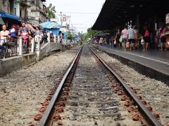 タイ国鉄の「ウォンウェイン・ヤイ駅」
駅と言うよりも市場の中に線路を引っ張った感じ