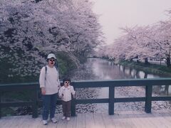 5/6は弘前城で桜を見ました。

ゴールデンウィークに桜満開なので多くの観光客がいました。