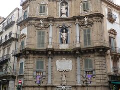 四つ辻を意味するクアットロ・カンティは１７世紀に造営された小さな広場が起源。広場に面した４つの建物の３階には町の守護聖女、２階には歴代スペイン総督、１階には四季を表現した噴水がそれぞれ装飾されている。
