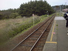 バスでふたたび十二湖駅に戻ってきました。しばらくすると先ほどまで乗っていたリゾートしらかみ号がやってきます。蜃気楼ダイヤと呼ばれる所以で、途中観光のために下車してもふたたび同じ列車に乗れるように岩館駅～深浦駅間を行ったり来たりするのです。重い荷物をそのまま列車に残していけるのがいいですね。