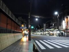 私の体内時計では夜の睡眠時間は４時間と決まっているらしく、３時に起床。シャワーを浴びたあと雑誌を見たりゴソゴソしていましたが、再び寝付けず、朝５時頃から独りで散歩に出かけることにしました。夜景モードで撮影したので明るく見えるかもしれませんが、外は真っ暗。歩いている人もほとんどいません。車も流しのタクシーが走っているくらいでした。