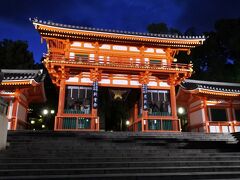 八坂神社に入ります。