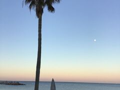 朝焼けの白良浜。満月も見えてます