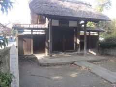 参道を歩いていたら右側にあった茅葺の門は称名寺の塔頭光明院表門だそうです｡
