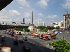 アンパワーからロットゥーに乗ってバンコク市内へ。写真は戦勝記念塔
