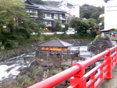 東西に川が流れる温泉地は、赤い欄干や川の中の小島にある足湯が良い風情でした。