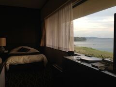 この日はこのままホテルへ向かいました。
ホテルは今回の目的地「角島大橋」のすぐそばにある
ホテル西長門リゾートです。
到着したときは日も暮れかけており角島の絶景はみられないので
翌日に期待します。
ちなみに部屋はすべてオーシャンビューになってるんですよ。