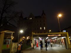 ウィーン中央駅に戻って、既に16時過ぎ。
そして暗くなってきた。
そのまま市庁舎マーケットに向かう。
