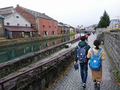 小樽運河沿いを歩きます