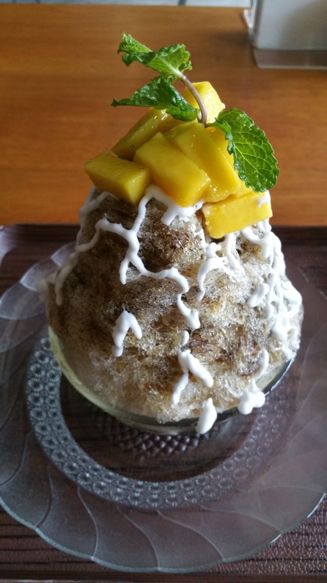 かき氷~~~!!!<br /><br />日本では食べる機会が全くなくなりました。<br /><br />こちらのかき氷は甘過ぎることなくサッパリ美味しくいただけましたよ(๑´ڡ`๑)<br /><br />ココナッツ味だったと思う。<br /><br />日本のかき氷シロップはただ甘いだけで苦手なんです。<br /><br />こちらのかき氷もおすすめです( *ˊᵕˋ)ɢᵒᵒᵈ<br /><br />お会計はレシート見当たらずわかりません。<br /><br /><br /><br /><br />ゴータマを北上してラヤウブドに出てお宿に戻ろうとプラプラ歩いていると、ウブド市場の前を通りかかり路面に並んでいたパンツを見ていたら、後ろから背中をトントンとされました。<br /><br />Ubudiが振り向くと若いバリガールがこっちこっちと手招きしてながら市場の奥へ進んで行きました。<br /><br />(＠'ω'＠)ん???<br /><br />付いて行ってみると、ほらほらーこのパンツ好きでしょ??と接客されたｗｗｗ<br /><br />あ~そういう事だったのか~!!!<br /><br />と事の事態を理解したところに、どこからともなくイブ登場＼＼\\٩( 'ω' )و //／／<br /><br />イブと若いバリガールは母娘だと言っていて、娘さんはイブのお店を手伝っているとの事で。<br /><br />その娘さんは中学生くらいなんだけど、すっごく商売熱心であれこれ勧めてくる。<br /><br />今まで見て来た店ではなかった柄もあって、Ubudiもパンツ欲しかったので値段交渉することに。<br /><br />そこは娘さんじゃなくイブの出番!!!<br /><br />電卓で交渉合戦しました。<br /><br />イブにいくらなら買う??と言われ、これでどうよ??と電卓を見せると<br /><br />ダメよぉぉぉ~~~(ヾﾉ 'ω')<br /><br />と日本語でしかもかなりハスキーボイスで言ってきますｗｗｗ<br /><br />これで面白くなっちゃってUbudiひとりで笑ってました~<br /><br />だってイブのキャラクターにウケちゃって(*ᐛ*)ᒃ<br /><br />値段交渉合戦ではUbudiが負けてしまい、ならば要らないと背を向けたら安くなったと思いますが、イブのキャラクターが面白過ぎてというか、市場のイブの方が上手だったというか、パンツ2本でいい値段になってしまいました。<br /><br />というのもイブの作戦があって...<br /><br />始めにパンツ2本お会計して金銭授受が終わったら、別のパンツを勧めてきてこれは良い物だから下げられないと...<br /><br />さすがに3本は要らないので、始めの1本と3本目のパンツを交換したいと言うと、良い物だから追加料金発生すると言うことで再び値段交渉合戦...<br /><br />そこでいくら払って更にいくら追加料金でと交渉してたら、訳がわかんなくなっちゃって結果良い金額使ってしまいました。<br /><br />でもイブ面白かったからいいっかあ (⁎˃ᴗ˂⁎)<br />